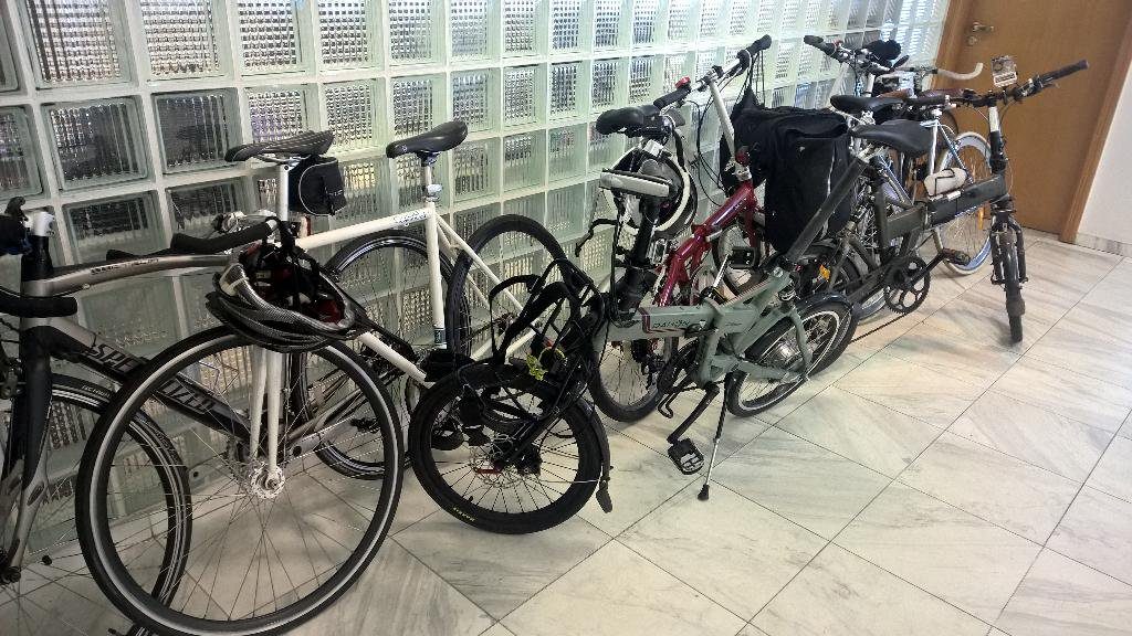 7 ou 8 bicicletas estacionadas dentro da Lambda3