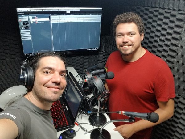 Giovanni e Bruno no estúdio gravando o episódio