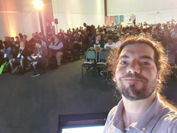 Giovanni Bassi virado para o público no Ignite the tour São Paulo 2019