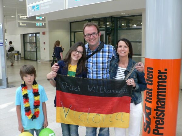 Victoria segurando a bandeira da Alemanha antes de viajar